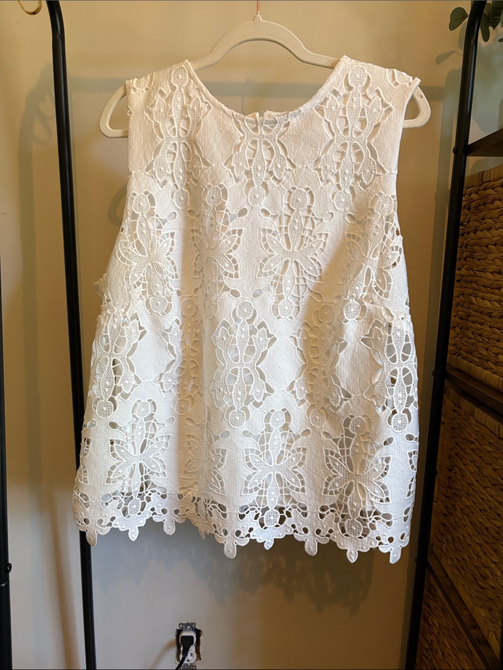 White Lace Sleeveless Womenโs Top
